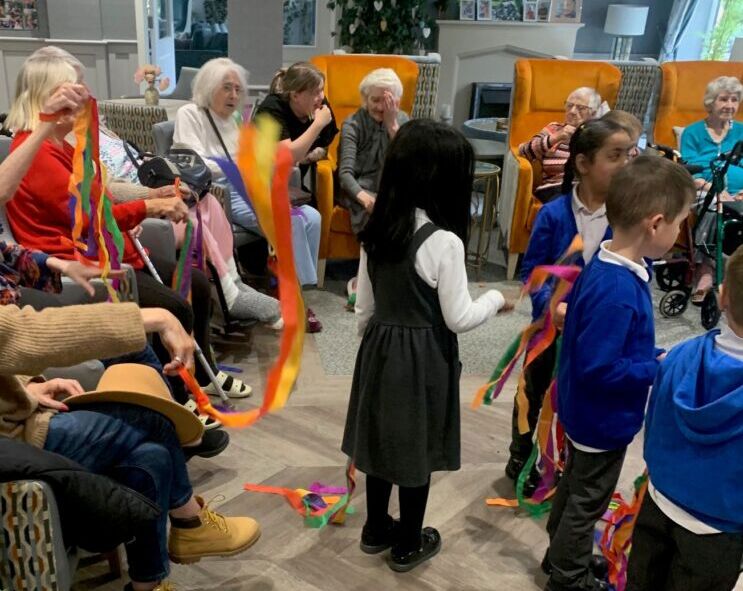 Last week, Hutton Manor residents had a wonderful visit from the Little Movers toddler group and the Year 1 children from Pudsey Waterloo Primary School.